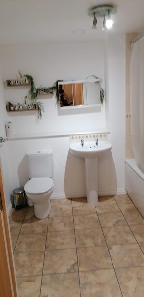 Apartment | Bathroom | Shower, towels - Remarkable 2-bed Apartment in Aberdeen (Aberdeen)