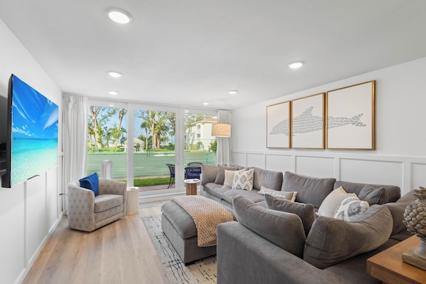 TV - Waves, White Sand & Private Beach at Club Longboat #312 Condo by RVA (Longboat Key)