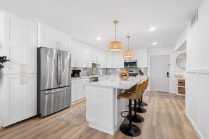 Geladeira, micro-ondas, fogão, cooktop