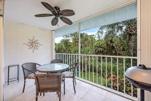Outdoor dining - Sapphire Lakes Topaz (Naples)