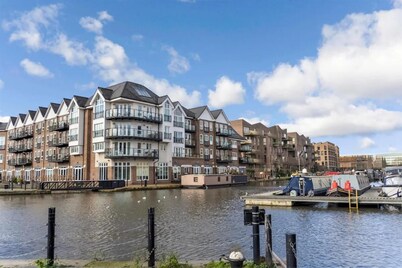 Luxury 3-bed Top Floor Penthouse in Brentford