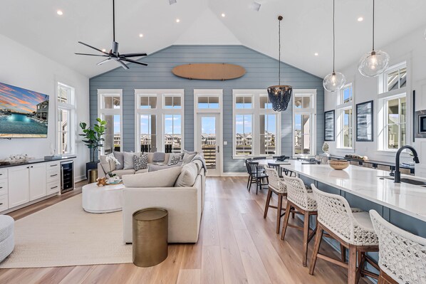 Téléviseur connecté, lecteur de DVD, livres, sélection de films