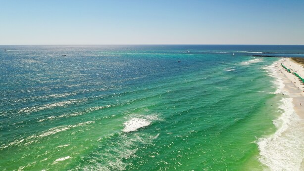 A coastal beach with clear turquoise waters and a sandy shore. - Dancing Wave, Beachfront, Destin, Holiday Isle (Destin)