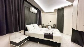 Habitación triple económica | Decoración personalizada, muebles diferentes y wifi gratis