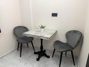 Chambre Triple Économique | Décoration personnalisée, ameublement personnalisé, Wi-Fi gratuit
