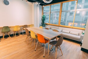Living area - Tokyo Guesthouse HIVE (Tokyo)