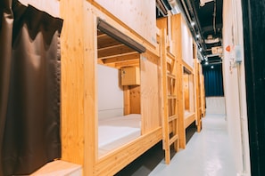 Cofres nos quartos, Wi-Fi de cortesia, roupa de cama