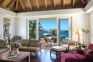 Smart-TV, bøker og stereoanlegg