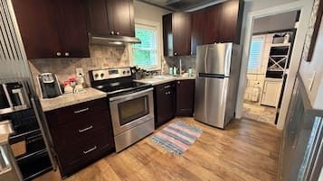 Jääkaappi, mikroaaltouuni, uuni, liesi