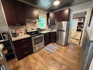 Jääkaappi, mikroaaltouuni, uuni, liesi