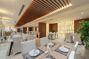 Sarapan prasmanan setiap hari (SAR 50 per orang)