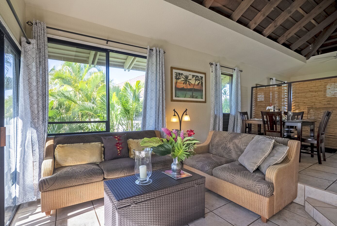 Hike to beach, walk to shopping, dining from studio+loft with full kitchen