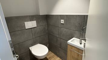 Dusche, Haartrockner, Handtücher, Toilettenpapier