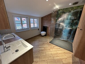 Shower, hair dryer, towels, toilet paper - Ferienhaus im Altstadtzentrum (Wernigerode)