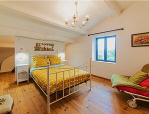 3 bedrooms, iron/ironing board, travel crib, free WiFi