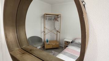 1 habitación, tabla de planchar con plancha, wifi y ropa de cama