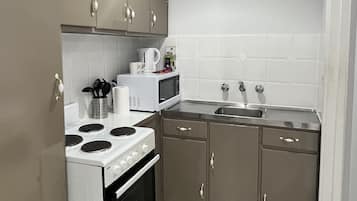 Refrigerador, microondas, horno y tetera eléctrica
