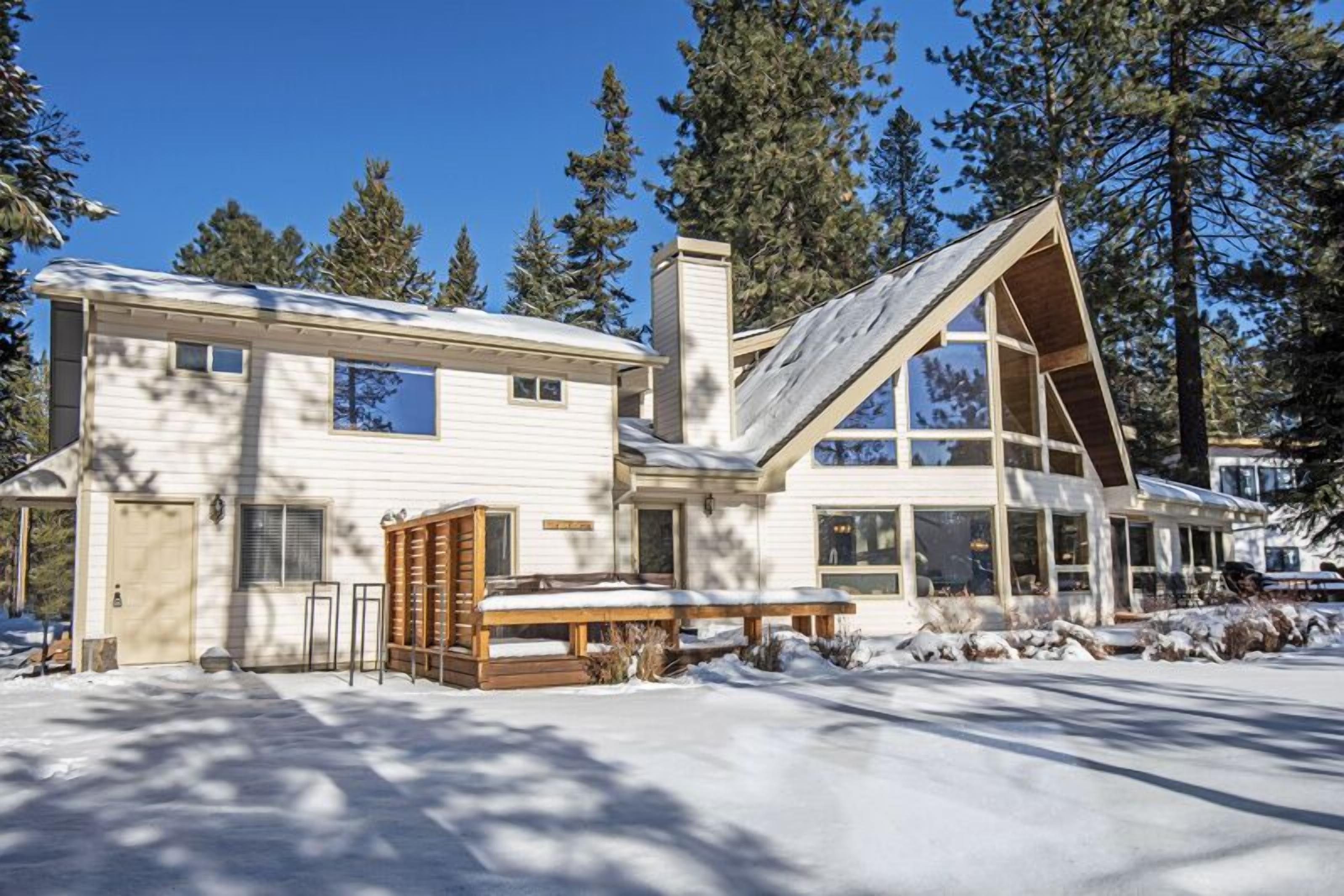 Deschutes Riverfront Home - Meredith Lodging, Ping-Pong, Foosball, Hot Tub
