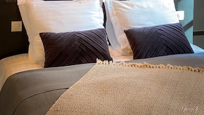Deluxe Double Room, Beachside | Premium bedding, blackout drapes, iron/ironing board (on request) - L'AccrocheCoeur (Saint-Malo)