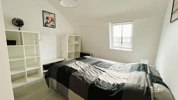 2 habitaciones, tabla de planchar con plancha y cuna de viaje