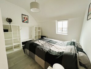 2 soverom, strykejern/-brett, reiseseng for barn og sengetøy