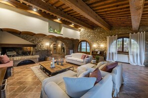 Televisión, chimenea, mesa de ping pong, estéreo