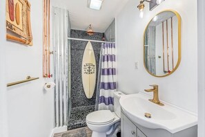 Bathroom - Surf Loft: cool, chill & convenient 2 all the fun! (Fort Walton Beach)