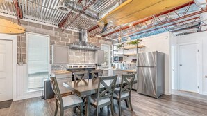 Private kitchen - Surf Loft: cool, chill & convenient 2 all the fun! (Fort Walton Beach)