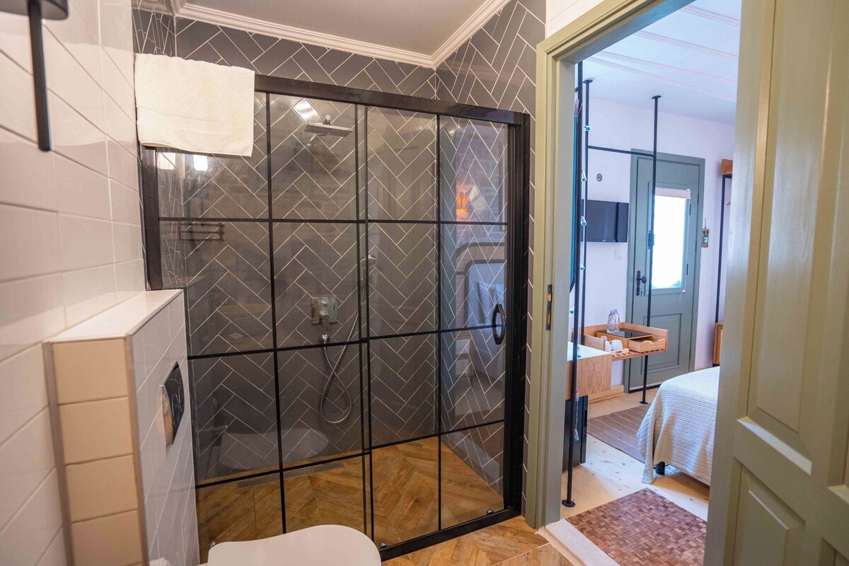Une salle de bain moderne avec une douche à parois de verre, des toilettes et un lavabo.