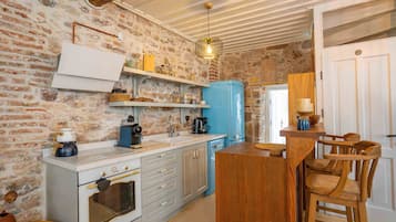 Frigorífico, horno, placa de cocina y lavavajillas