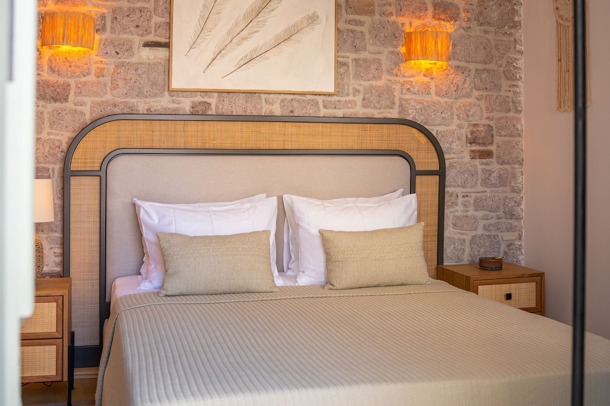 Quarto luxo | 1 quarto, roupas de cama premium, edredons de pluma, Wi-Fi de cortesia