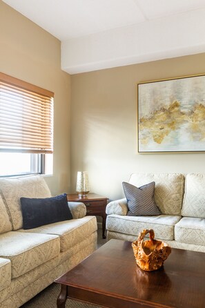 Condo, 2 habitaciones | Área de sala de estar | Smart TV