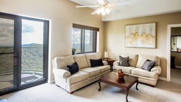 Kondominium, 2 kamar tidur | Area keluarga | Smart TV