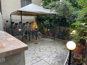 Terrace/patio - Charming one-bedroom apartment with romantic and quiet little garden. (Firenze)