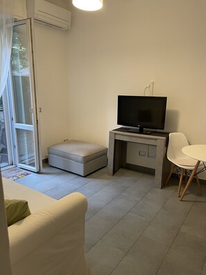 1 bedroom, WiFi, bed sheets - Charming one-bedroom apartment with romantic and quiet little garden. (Firenze)