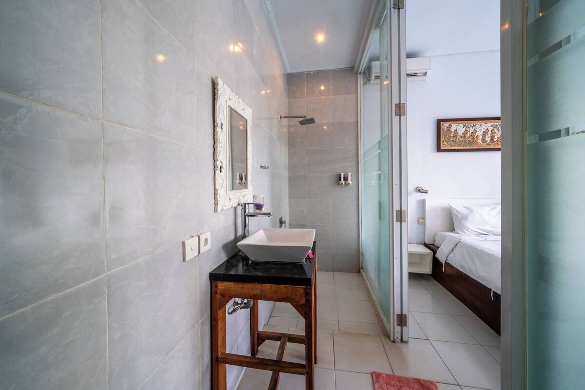 Deluxe Suite, 1 Bedroom, Non Smoking, Pool View | Bathroom | Shower, rainfall showerhead, hair dryer (on request), towels