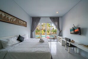 Suite Deluxe, 1 habitación, para no fumadores, vista a la alberca | Edredón, camas con efecto memoria, minibar y decoración personalizada 