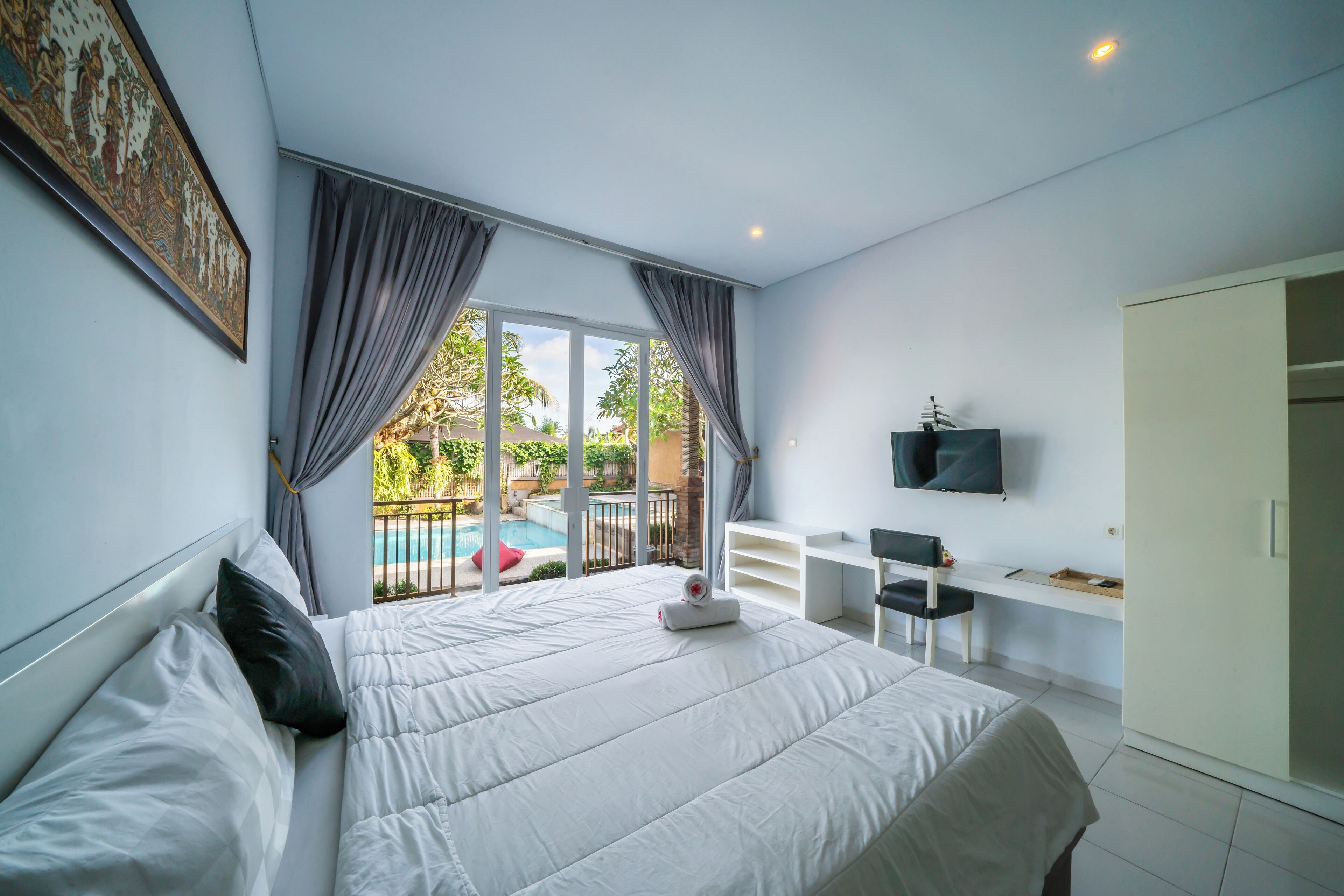 Suite – deluxe, 1 soverom, ikke-røyk, bassengutsikt | Dundyner, memory foam-senger, minibar og individuelt dekorert