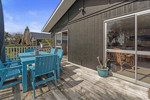Coastal Oasis - Papamoa Beach Holiday Home