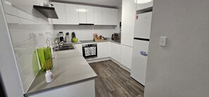 Geladeira, micro-ondas, fogão, cooktop