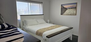 2 quartos, escrivaninha, ferros/tábuas de passar roupa