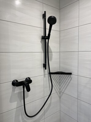 Dusche, Haartrockner, Seife, Shampoo