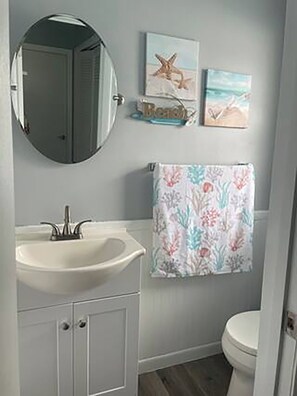 Dusj, hårføner, håndklær og såpe