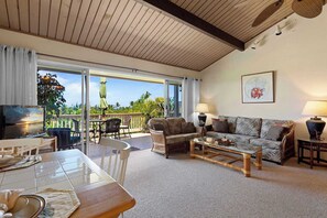 Living area - Koana's Ocean Hale Onsite Pool (Kailua-Kona)