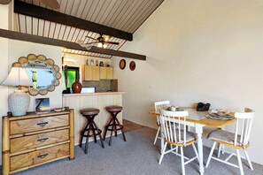 Condo, 1 King Bed with Sofa bed, Lanai, Ocean View (Koana's Ocean Hale) | Dining