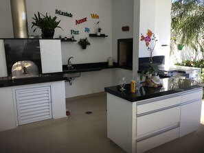 Private kitchen - Casa com Piscina em Condomínio na Praia de Pernambuco / Guarujá (Balneario Praia do Pernambuco Guarujá)