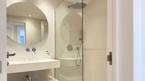 Bañera de hidromasaje, secador de pelo, toallas, jabón