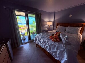 1 dormitori, escriptori i planxa i posts de planxar 