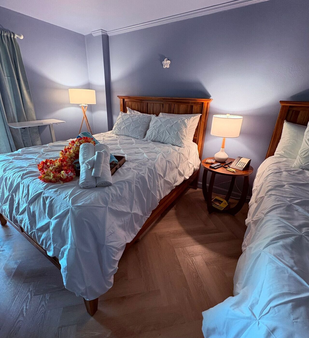 1 slaapkamer, een bureau, een strijkplank/strijkijzer, reisbedje