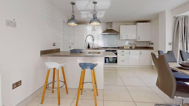 House | Private kitchen | Fridge, microwave, oven, stovetop - Impeccable 4-bed House in Stanford-le-hope (Stanford-le-Hope)